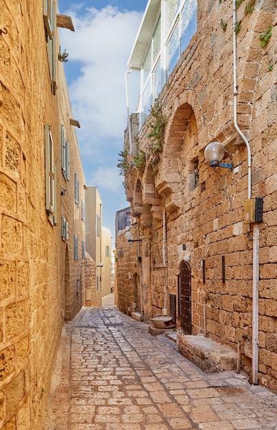 Ruas estreitas de pedra da cidade velha de jaffa contra o céu azul com nuvens