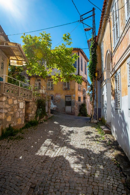 Ruas estreitas em uma cidade turca em um verão e dia ensolarado com casas de madeira velhas e de alvenaria