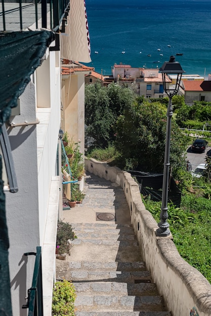 Ruas estreitas no sul da Itália a cidade de Erce Amalfi Coast A estrada para o mar Passos entre antigas casas brancas Humor de verão