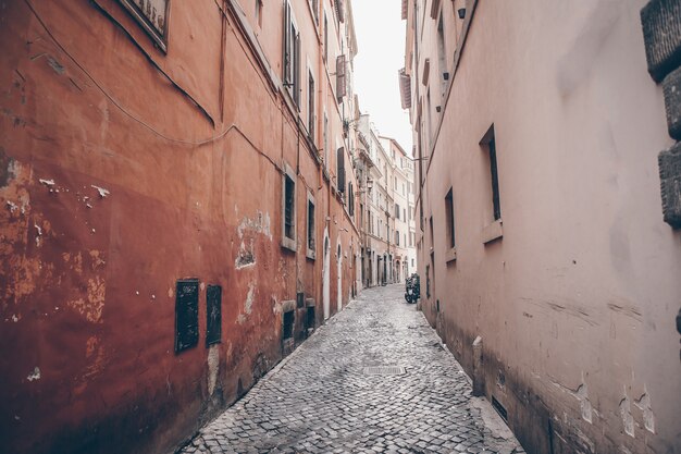 Ruas estreitas vazias bonitas velhas na cidade pequena de lucca em itália