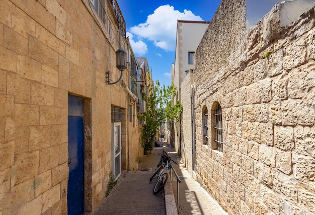 Ruas estreitas velhas de Israel Jerusalém do bairro histórico de Nahlaot com muitas pequenas sinagogas