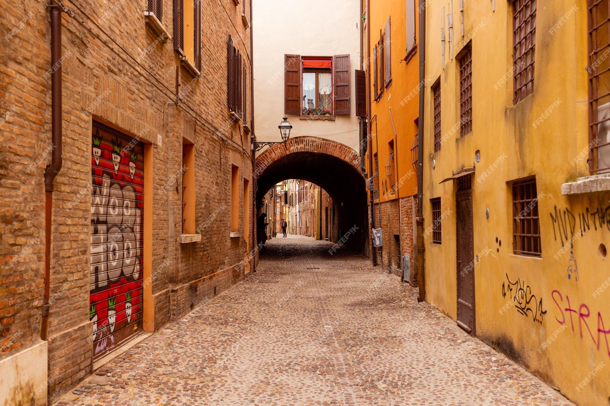 fachadas escuras de casas na rua estreita em roma 12256485 Foto de stock no  Vecteezy