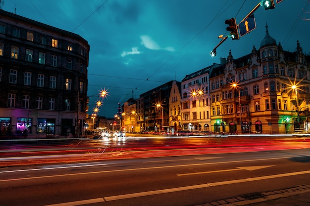 Ruas noturnas da cidade de Wroclaw, na Polônia, na primavera