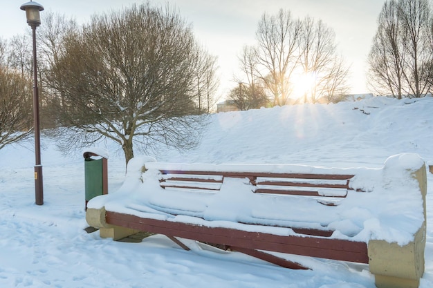 Ruas vazias sem pessoas após uma queda de neve Bancos de parque vazios estão cobertos de neve A infraestrutura está paralisada devido a uma tempestade de neve