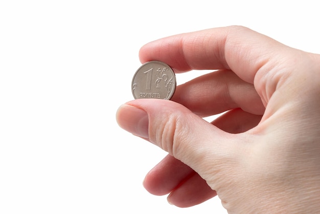 Rubel-Münze in der Nähe der menschlichen Hand Nahaufnahme isoliert auf weißem Hintergrund