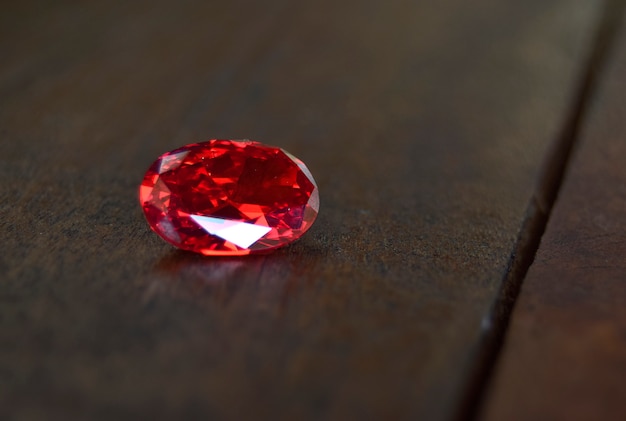 rubí Es una gema roja Hermosa por naturaleza Para hacer joyas caras