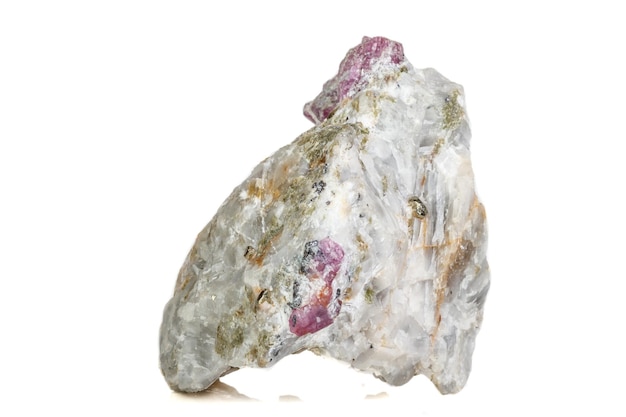 Rubí de piedra mineral macro en roca sobre fondo blanco