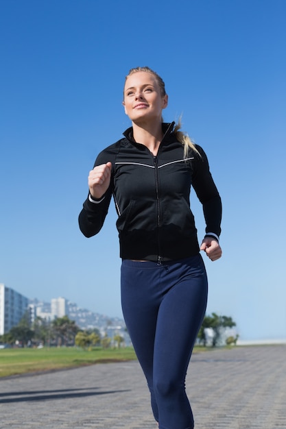 Rubia apta para correr en el muelle