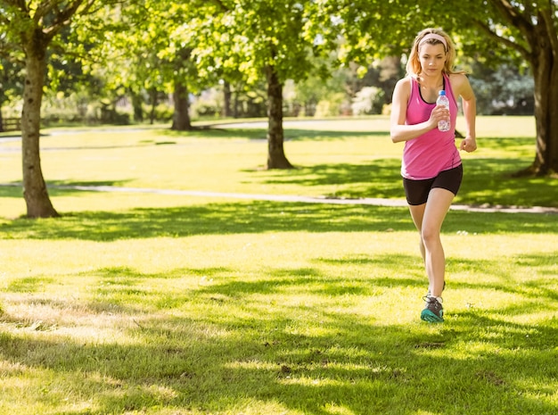 Rubia apta para correr en el parque