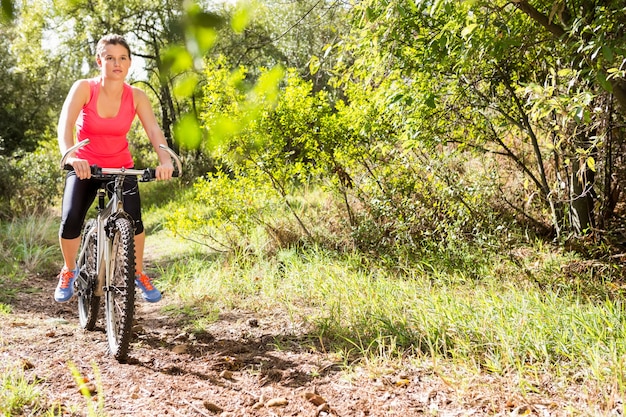 Rubia atleta ciclismo de montaña