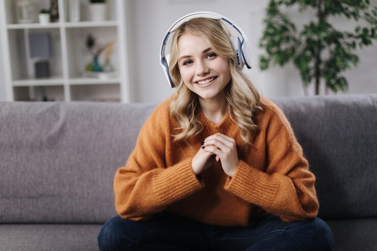 Rubia en auriculares escuchando música