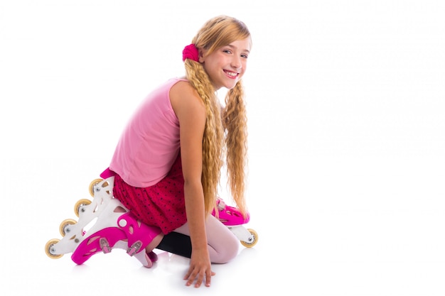 Rubia coletas patinaje niña en sus rodillas feliz