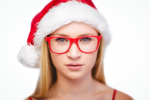 Rubia festiva con gafas hipster