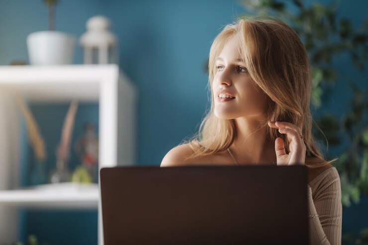 Rubia con laptop en casa