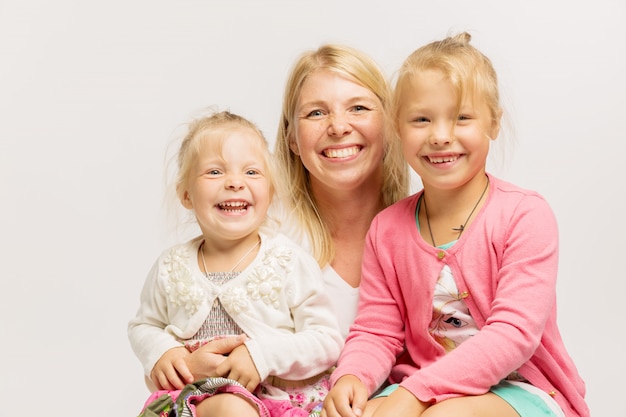 rubia madre y hermanas sonriendo