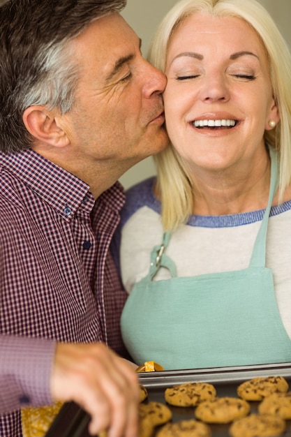 Foto rubia madura, tenencia, galletas frescas, con, esposo, besarla