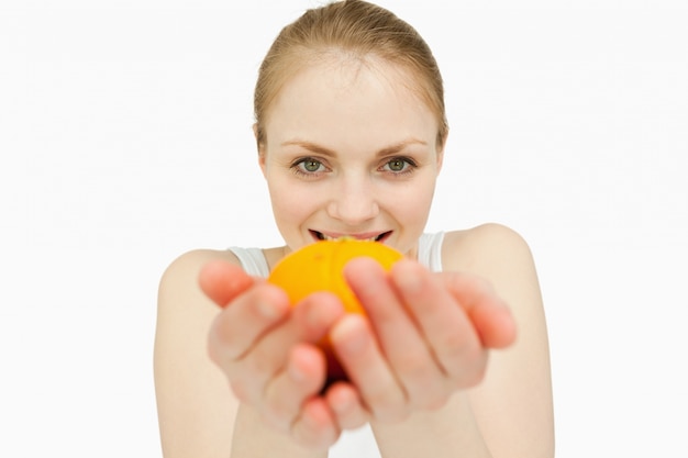 Rubia mujer sosteniendo una mandarina