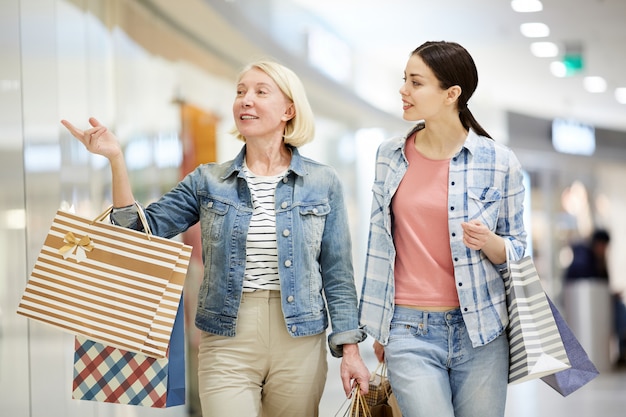 Rubia recomendando tienda de ropa a hija