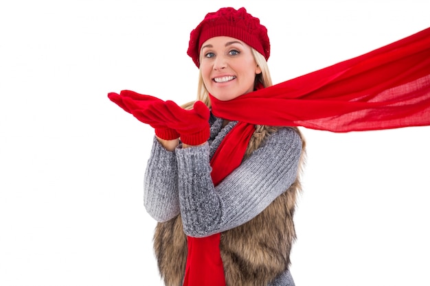 Foto rubia en ropa de invierno que sopla beso