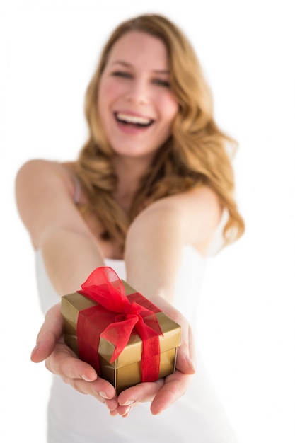 Rubia sonriente ofreciendo un regalo