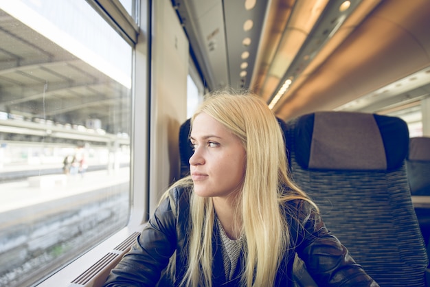 Rubia turista en tren