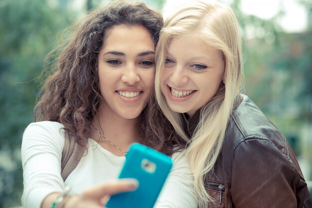 rubias y morenas hermosas mujeres jóvenes con estilo