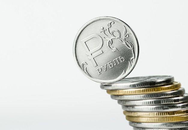 Rublo russo na borda de uma pilha de moedas