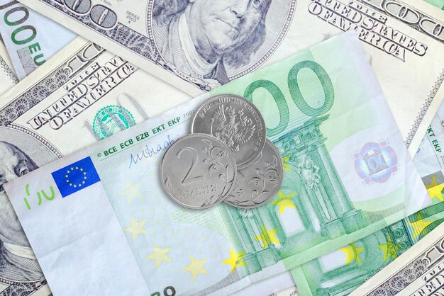 Rublos rusos en billetes de euro y dólares El concepto de la subida o caída del rublo ruso frente a las monedas europeas y estadounidenses