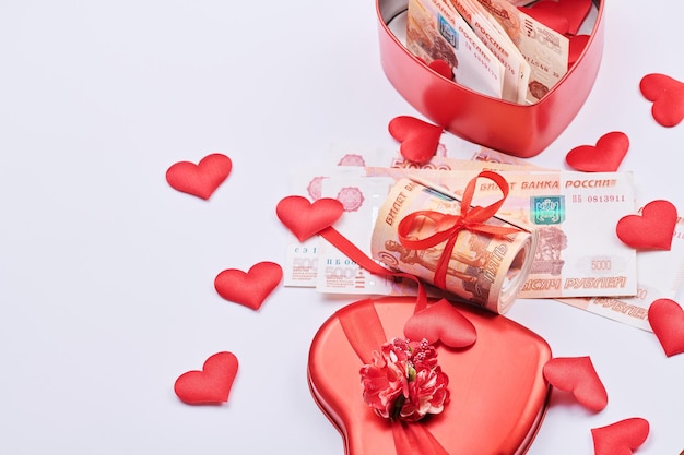 Foto rublos rusos sobre fondo blanco paquete de cinco mil billetes con cinta roja en concepto de regalo de dinero de caja de corazón