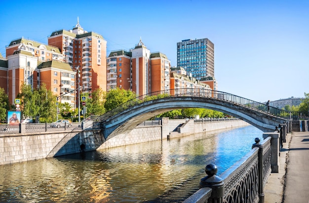 Rubtsov-Brücke Semyonovskaya-Damm Yauza-Fluss Moskau