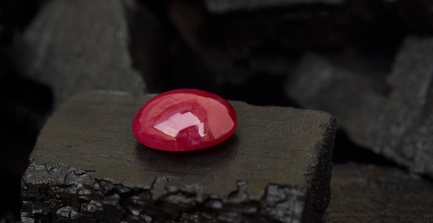 Ruby es una hermosa piedra preciosa roja sobre un fondo negrox9