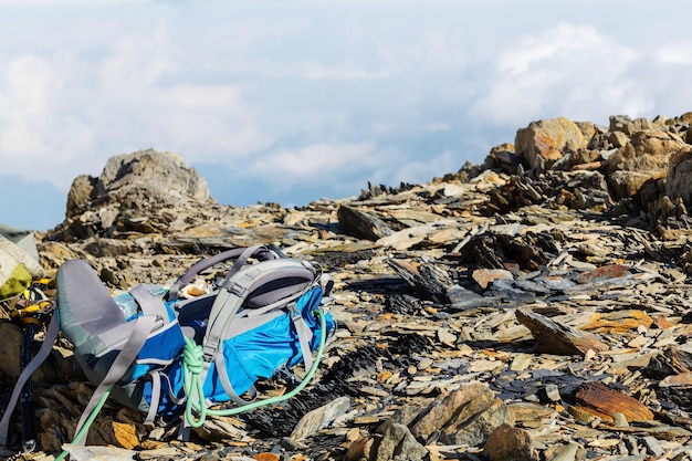 Rucksack auf Grünland