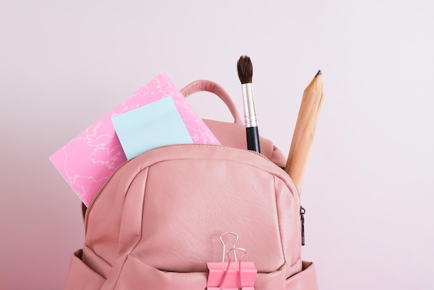 Rucksack mit Schulmaterial. Zurück zum Schulkonzept.