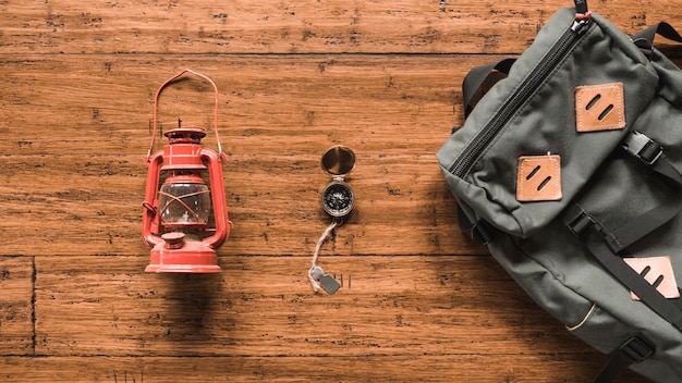 Foto rucksack und laterne in der nähe von kompass