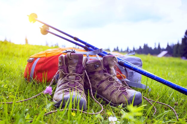 Rucksackstiefel und Trekkingstöcke