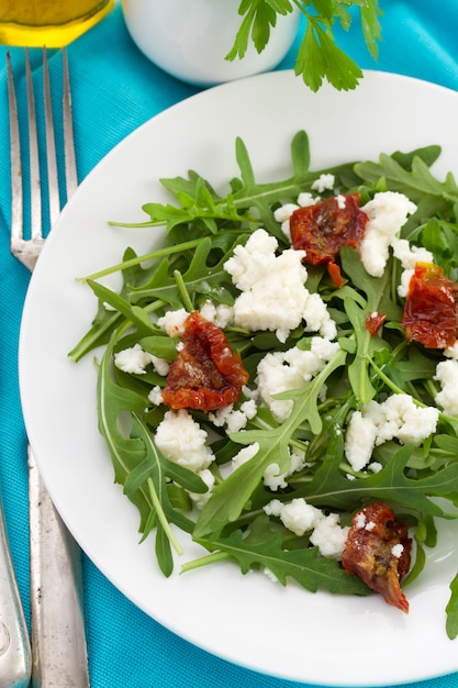 Rucola com queijo cottage e tomate seco