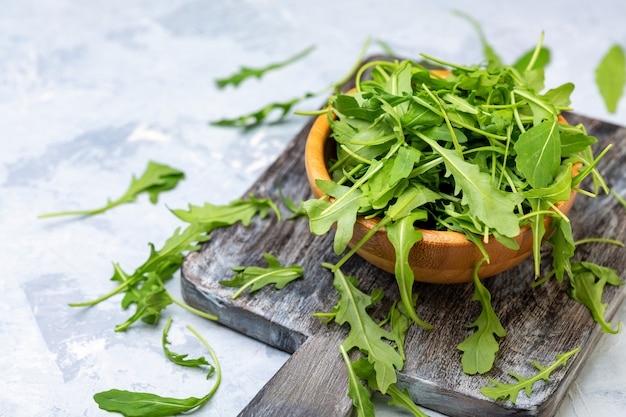 Rucola geht in eine Holzschale.