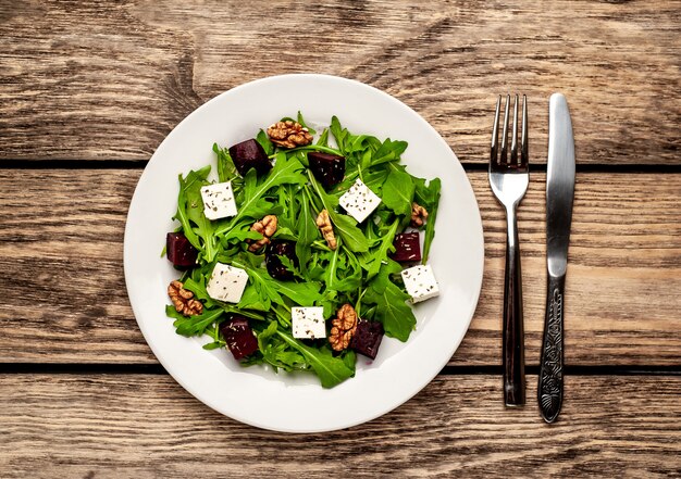 Rucola, Käse, Rote Beete, Walnusssalat auf einem Holzhintergrund