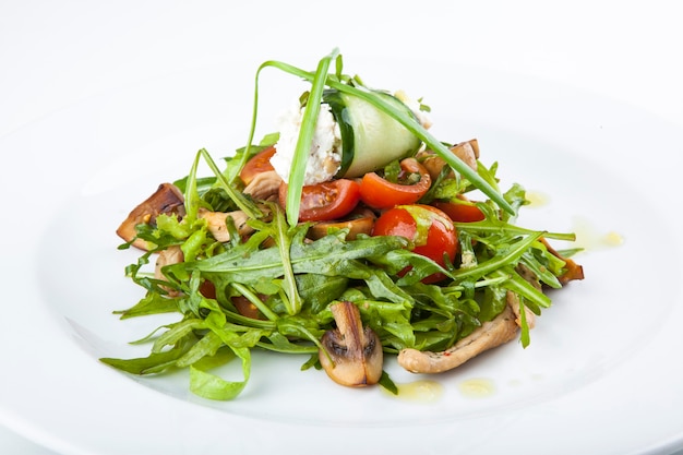 Rucola mit gedünstetem Gemüse und Champignons und Quarkrolle