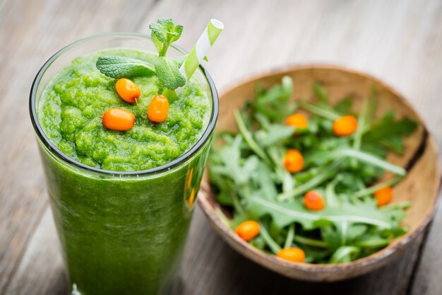 Rucola Smoothie auf dem grauen Tisch.