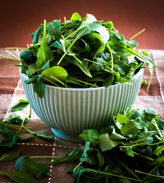 Rucola en un tazón