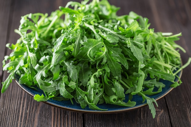 Rúcula verde fresca na tigela na mesa. Rúcula para salada