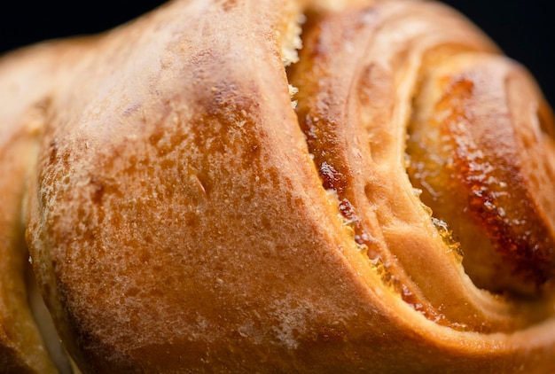 Ruddy bun fresco con mermelada sobre un fondo negro Closeup Home panadería comida cocina y pastelería