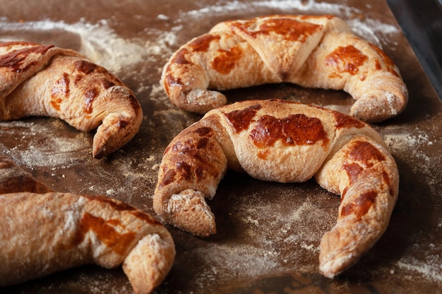 Ruddy croissants en una bandeja para hornear