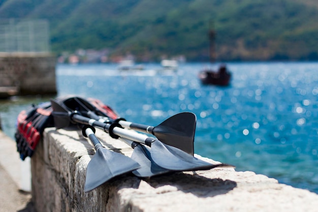 Ruder werden in der Sonne im Meer getrocknet