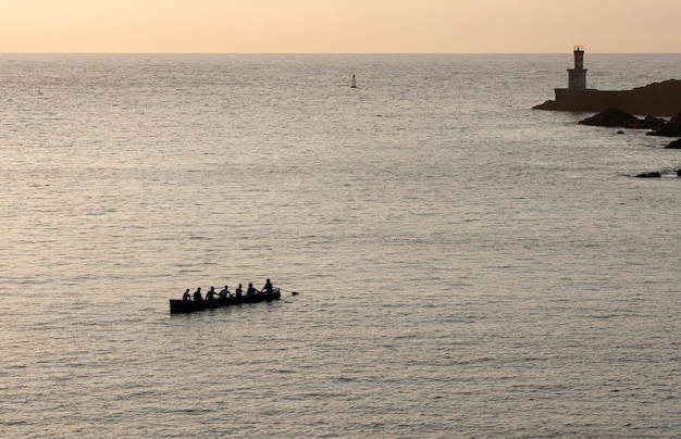 Ruderer beim Trawlertraining im Meer