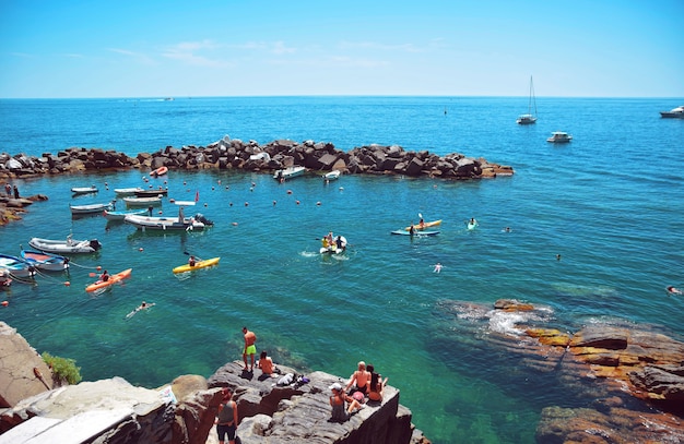 Rudern im Mittelmeer vor der Küste von Monterosso