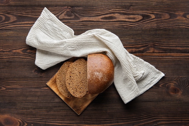 Rue Schwarzbrot auf Schneidebrett