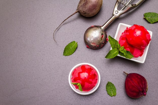 Rübeneis, Sorbet, Gelato, Zuckerguss. Gesunder Erfrischungsnachtisch des Sommers