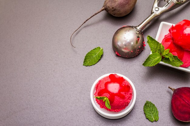 Foto rübeneis, sorbet, gelato, zuckerguss. gesunder erfrischungsnachtisch des sommers